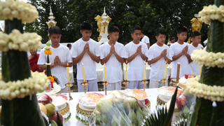 Los niños rescatados de la cueva en Tailandia se ordenan como monjes budistas